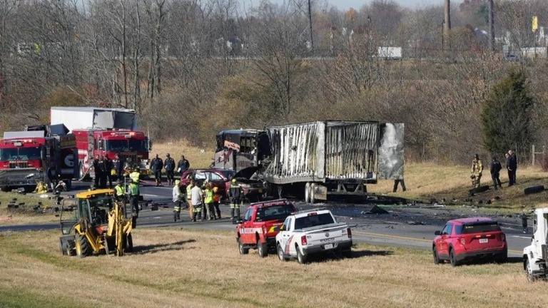 米オハイオ州の幹線道路で車５台が絡む事故があり、貸切バスの高校生ら６人が死亡した/Barbara Perenic/Columbus Dispatch/USA Today Network